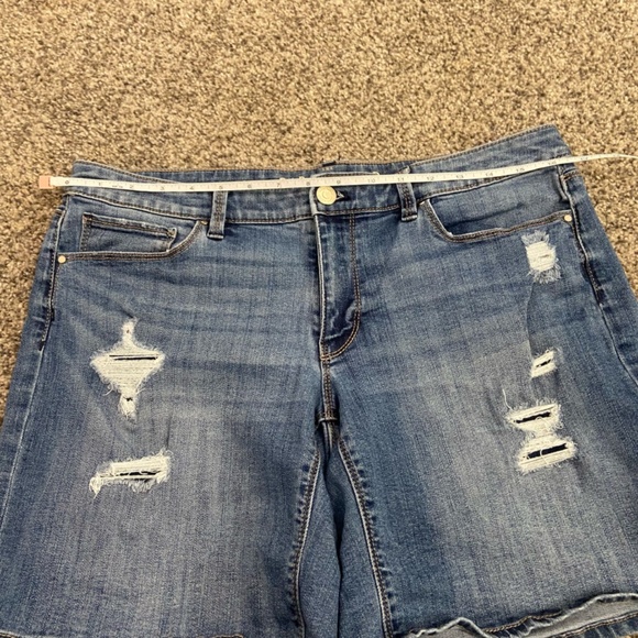 White House Black Market The girlfriend Distressed Jean short Size 8 - Picture 5 of 8